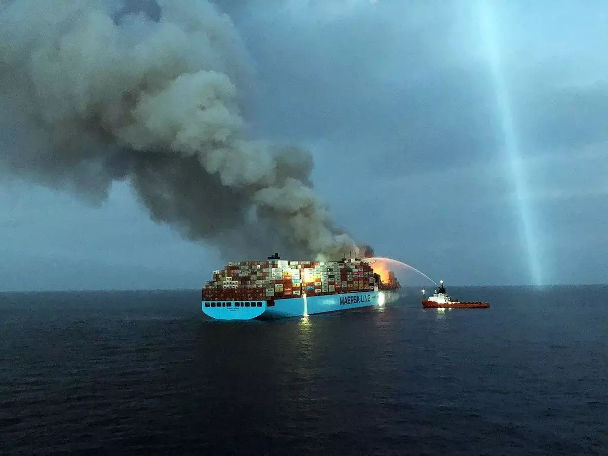 Incêndio em Navio Porta-Contêineres Maersk Frankfurt no Mar da Arábia